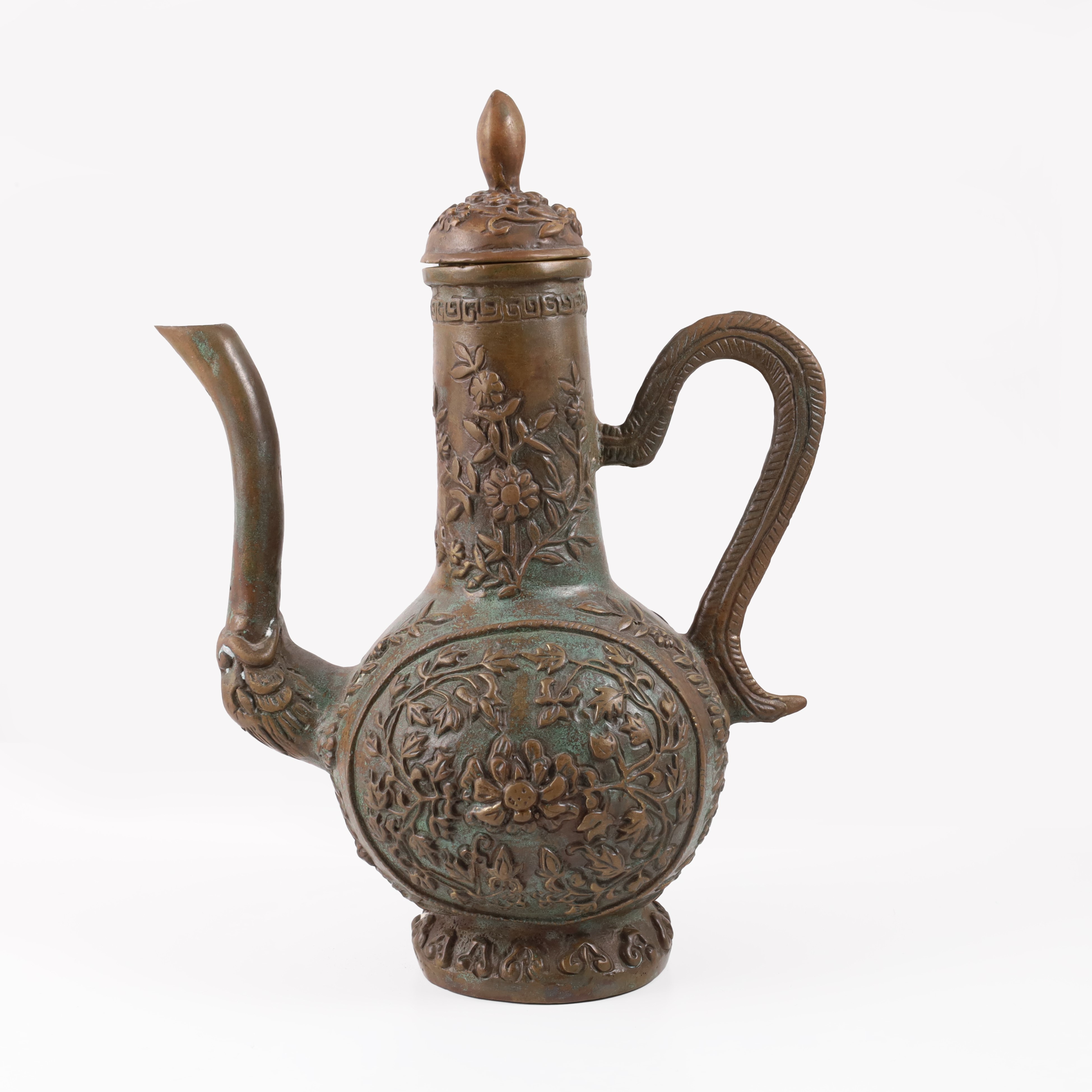 Cina, Coppia di teiere in bronzo e scultura in radice scolpita (XX secolo)