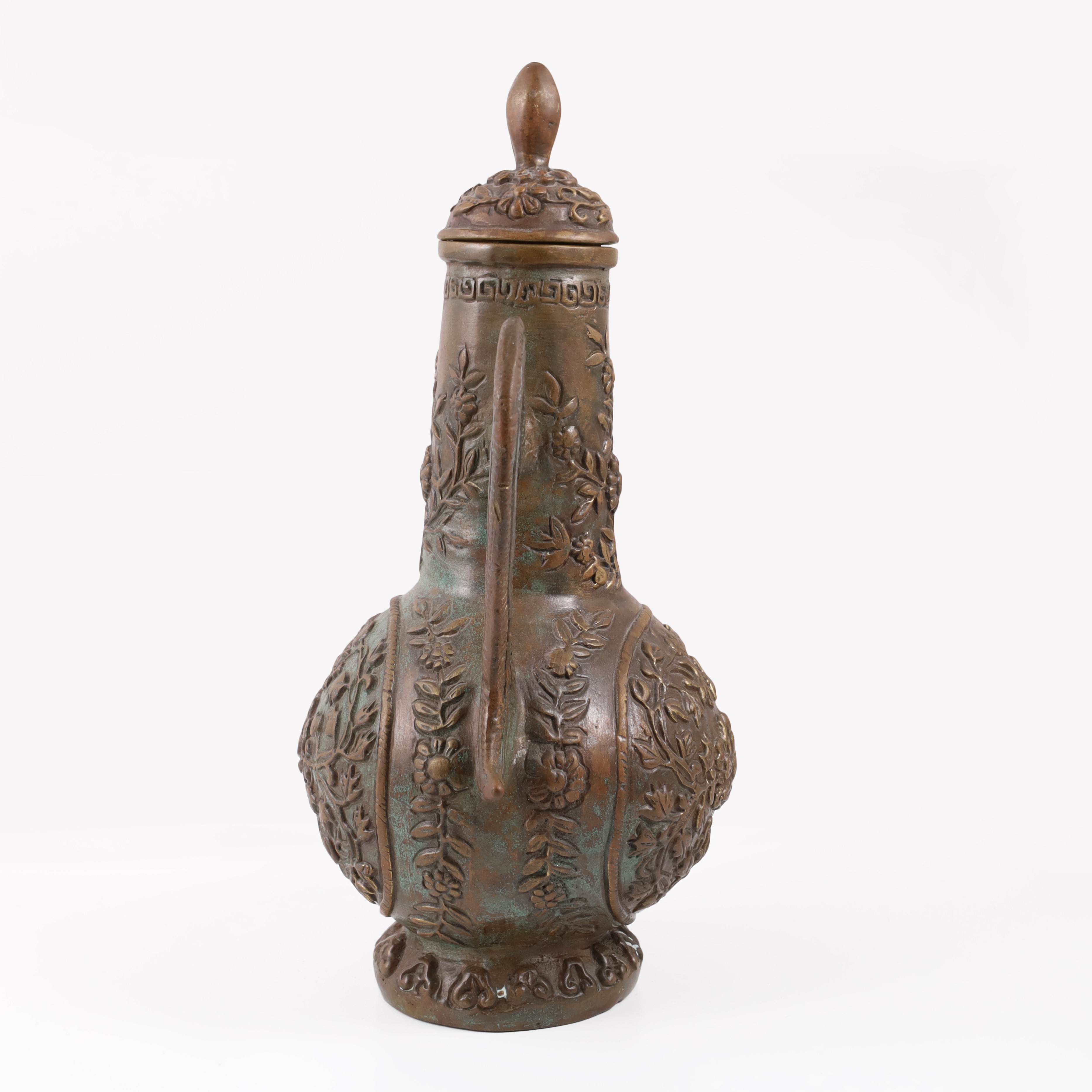 Cina, Coppia di teiere in bronzo e scultura in radice scolpita (XX secolo)