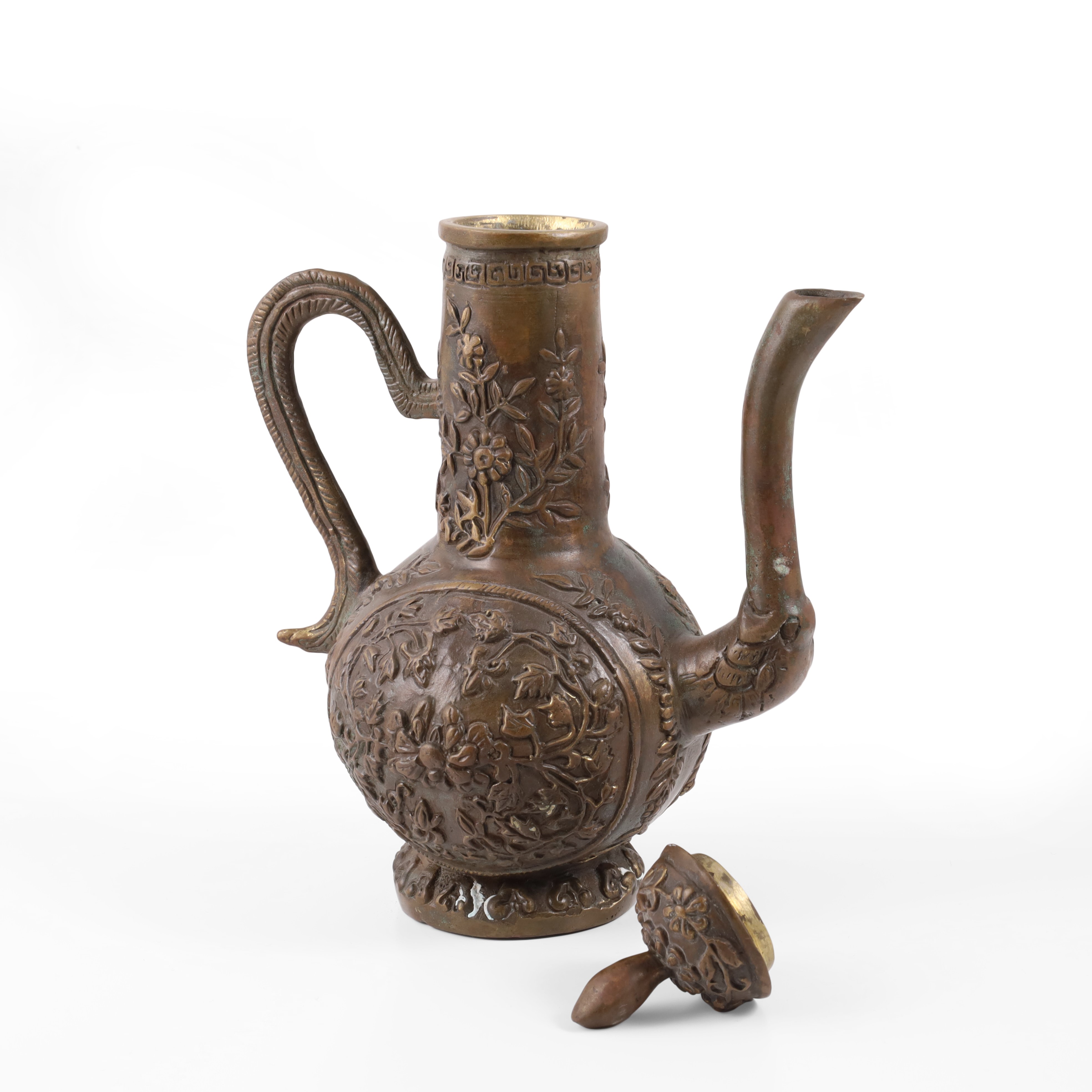 Cina, Coppia di teiere in bronzo e scultura in radice scolpita (XX secolo)