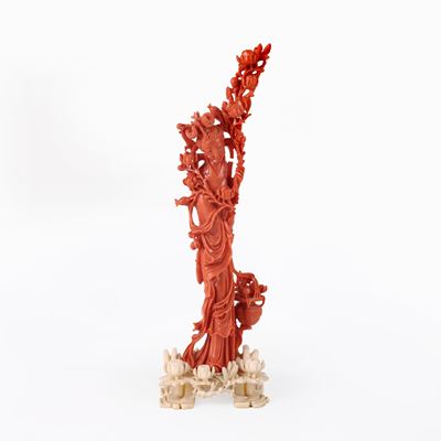 Scultura in corallo raffigurante donna orientale, Cina, XX secolo