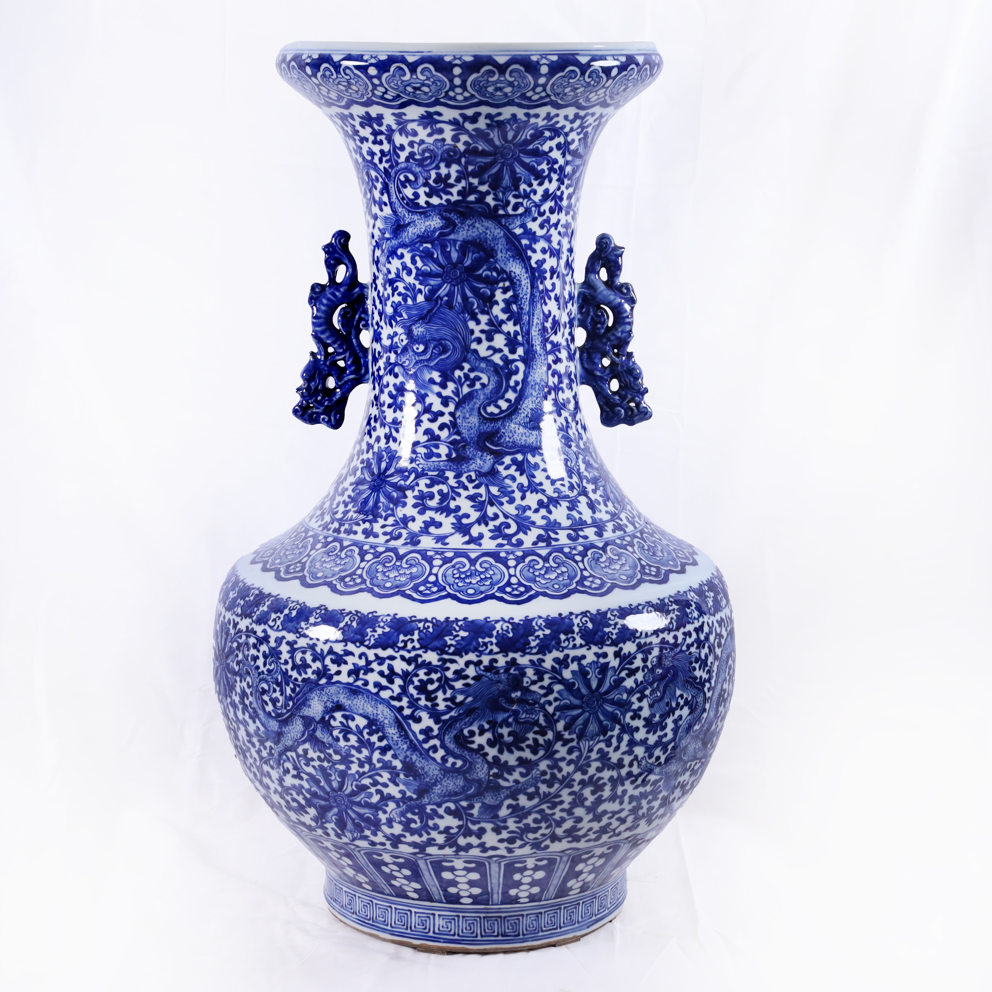 Cina, Grande vaso in porcellana bianca e blu con motivo a draghi (XIX secolo)