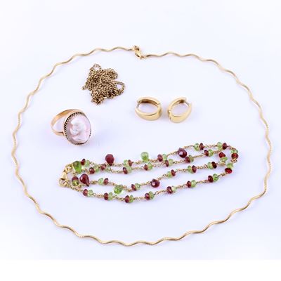 Oro 18 kt, parure composta da due girocolli, catena, anello con cammeo in conchiglia e orecchini ...