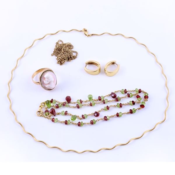 18KT GOLD LOT COMPRISING TWO NECKLACES, A CHAIN, A RING SET WITH SHELL CAMEO AND A PAIR OF EARRINGS