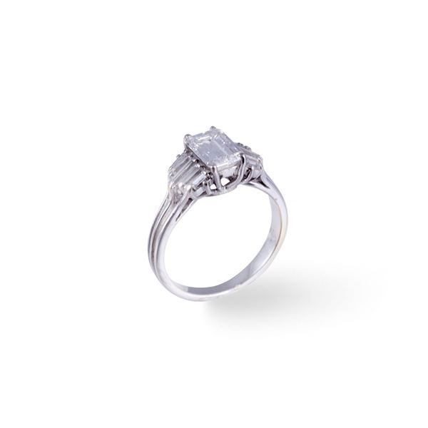18KT GOLD RING SET WITH DIAMONDS