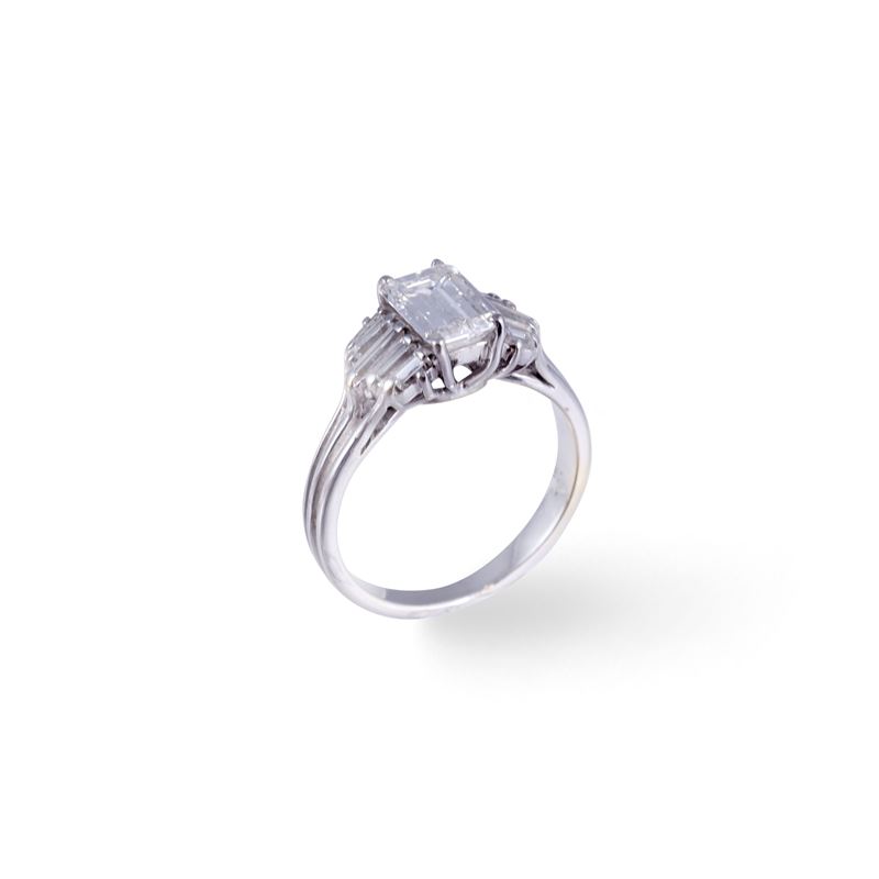 Anello in oro bianco 18 kt con diamante centrale rettangolare e diamanti baguette