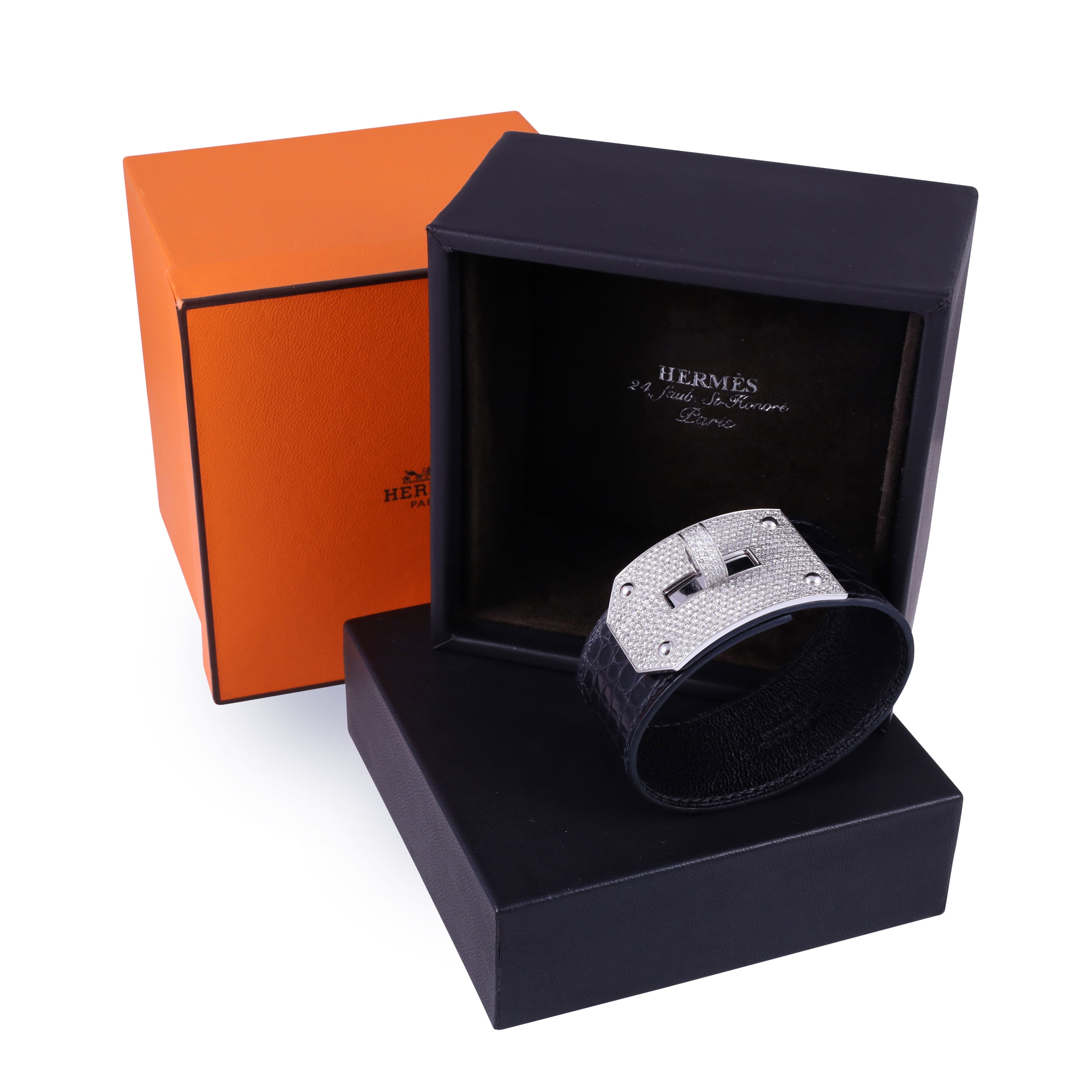 Hermès, Bracciale “Kelly” con diamanti in pavé e chiusura in oro bianco 18 kt
