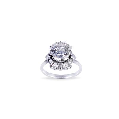 Anello in oro bianco 18 kt con brillante centrale da 1,67 ct e diamanti
