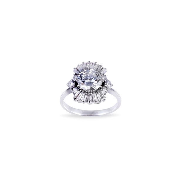 18KT GOLD RING SET WITH DIAMONDS
