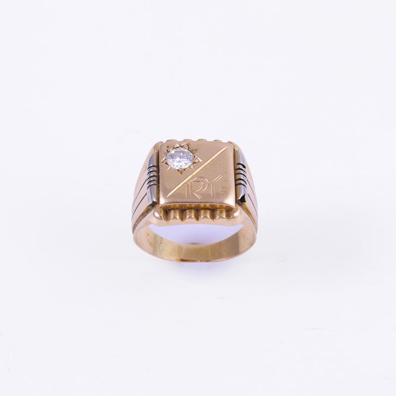 Chevalier, Anello chevalier in oro giallo e bianco 18 kt con brillante e iniziali incise