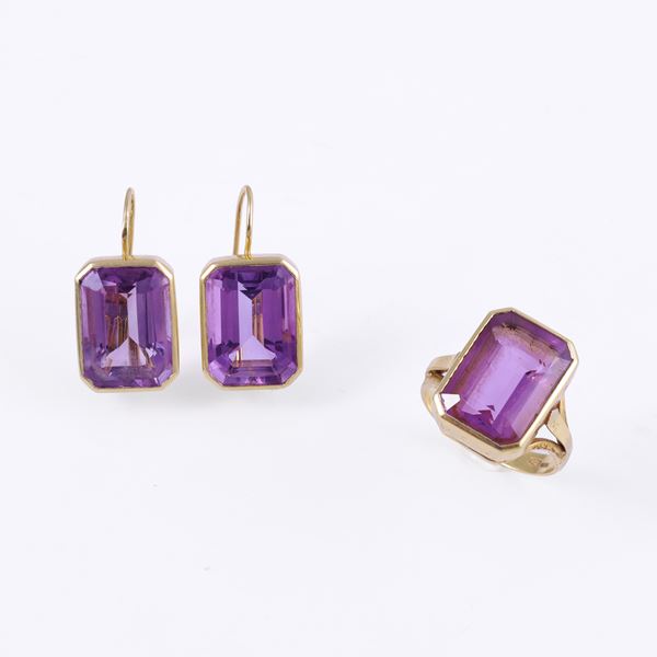 18KT GOLD LOT COMPRISING A RING AND A PAIR OF EARRINGS SET WITH AMETHYST