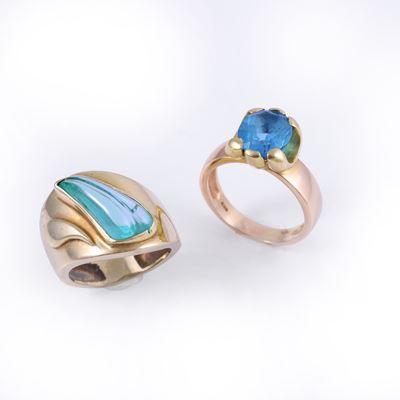 Anello doppio, oro 18 kt e 14 kt con pietre sintetiche azzurre e verdi