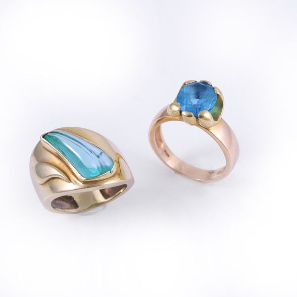 18KT GOLD RING SET WITH SYNTHETIC BLUE GEMSTONE AND A 14KT GOLD RING SET WITH A SYNTHETIC GREEN GEMSTONE