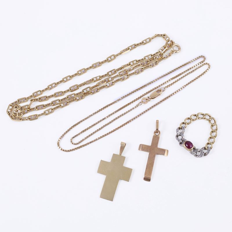 Gioiello in oro 18 kt con due catene, pendenti a croce, anello con rubino cabochon e piccoli diam...