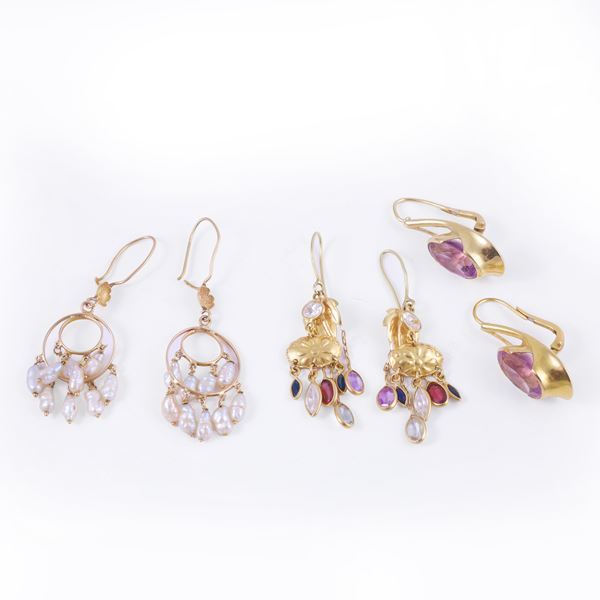 18KT GOLD LOT COMPRISING THREE PAIRS OF EARRINGS SET WITH GEMSTONES, FRESHWATER PEARLS AND CUBIC ZIRCONIA