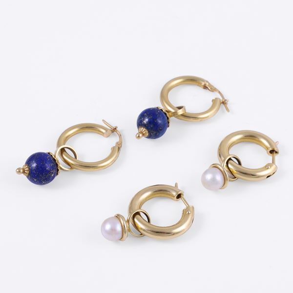 18KT GOLD LOT COMPRISING TWO PAIRS OF EARRINGS SET WITH CULTURED PEARLS AND LAPIS LAZULI (dents)