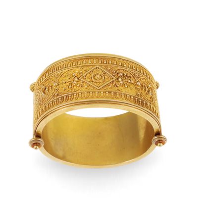 Bracciale in oro giallo 18 kt a larga fascia incernierata con decorazioni archeologiche