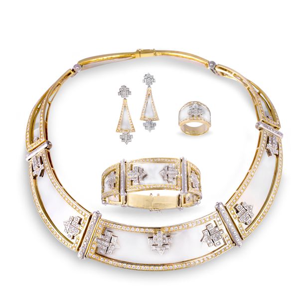 18KT GOLD BANGLE (minor dents)