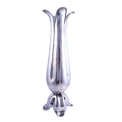 Martignetti Lorenzo, Vaso in argento 800/1000 a lavorazione martellata con decoro vegetale
