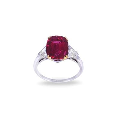 Anello in platino e oro giallo 18 kt con rubino ovale (ca. 5,30 ct) e diamanti
