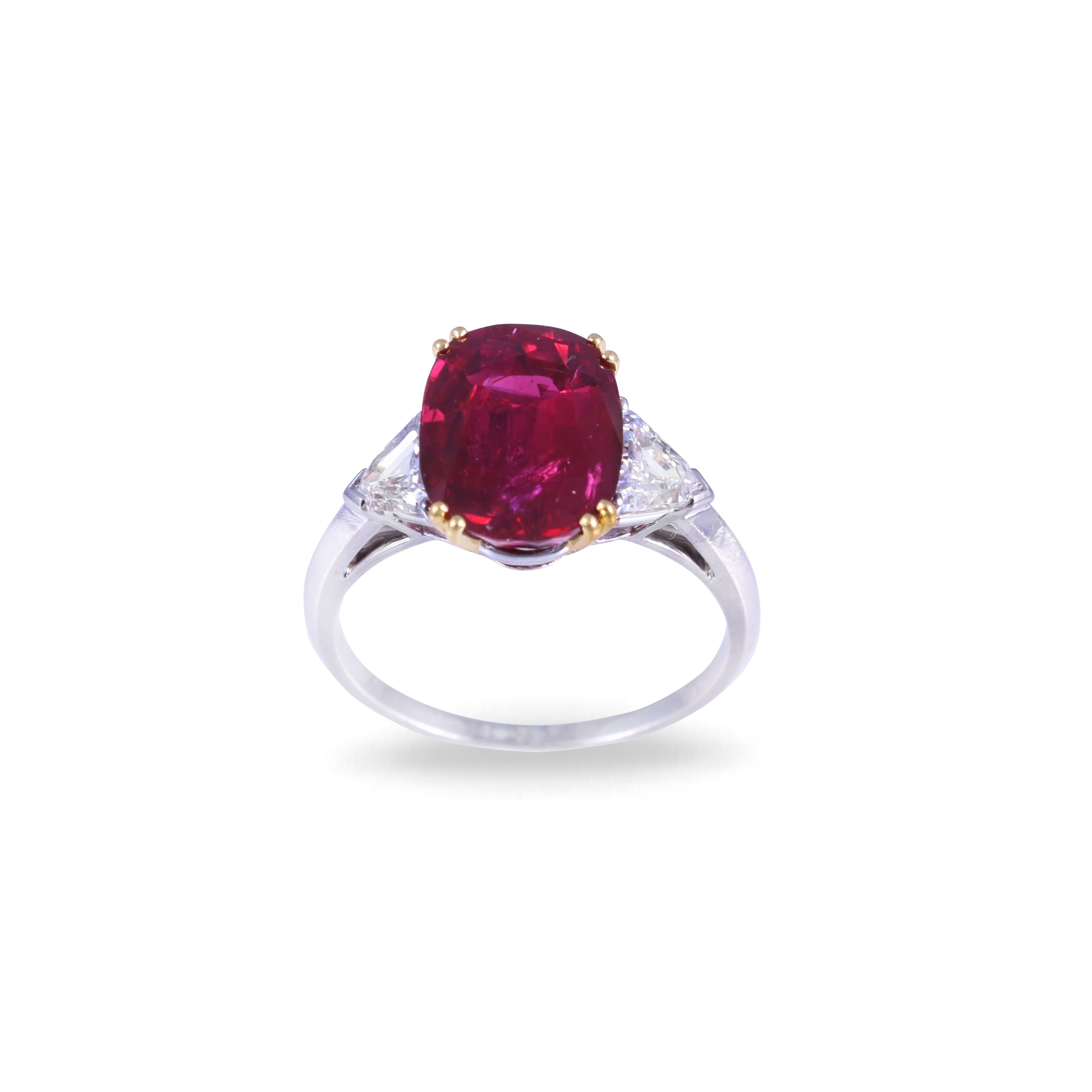 Anello in platino e oro giallo 18 kt con rubino ovale (ca. 5,30 ct) e diamanti