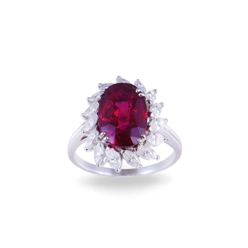 Anello in platino con rubino ovale (ca. 3,90 ct) e diamanti navette (ca. 0,90 ct), gr. 5,8, misur...