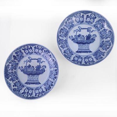 Cina, Coppia di piatti in porcellana bianca e blu (XIX secolo)