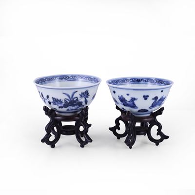 Coppia di ciotole, porcellana bianca e blu con supporto in legno (Cina, XX secolo)