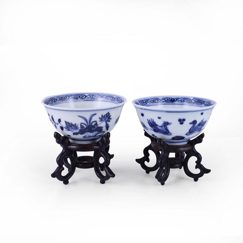 Coppia di ciotole, porcellana bianca e blu con supporto in legno (Cina, XX secolo)