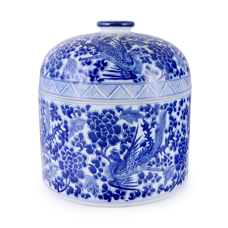 Scatola decorativa, porcellana bianca e blu con uccelli e fiori (Cina, XX secolo)