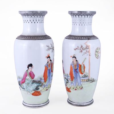 Coppia di vasi decorativi, porcellana con paesaggi, Cina, XX secolo