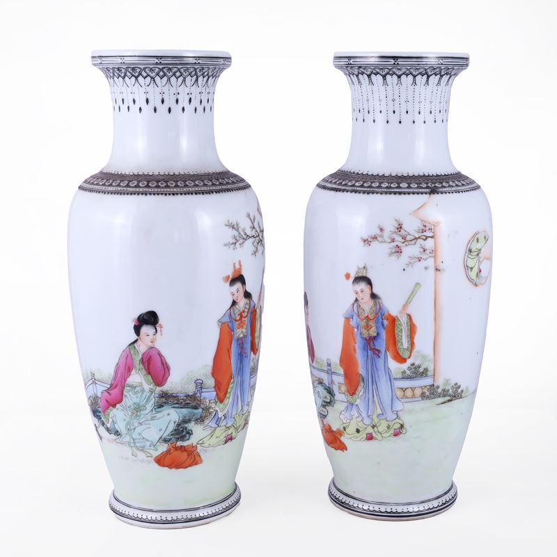 Coppia di vasi decorativi, porcellana con paesaggi, Cina, XX secolo
