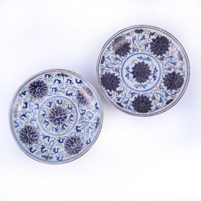 Coppia di piatti in porcellana «dou cai», Cina, XIX secolo