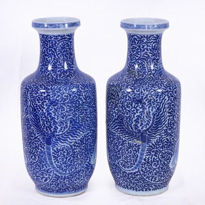 Coppia di vasi, porcellana bianca e blu, raffigurazioni di fenici e fiori (Cina, XIX secolo)