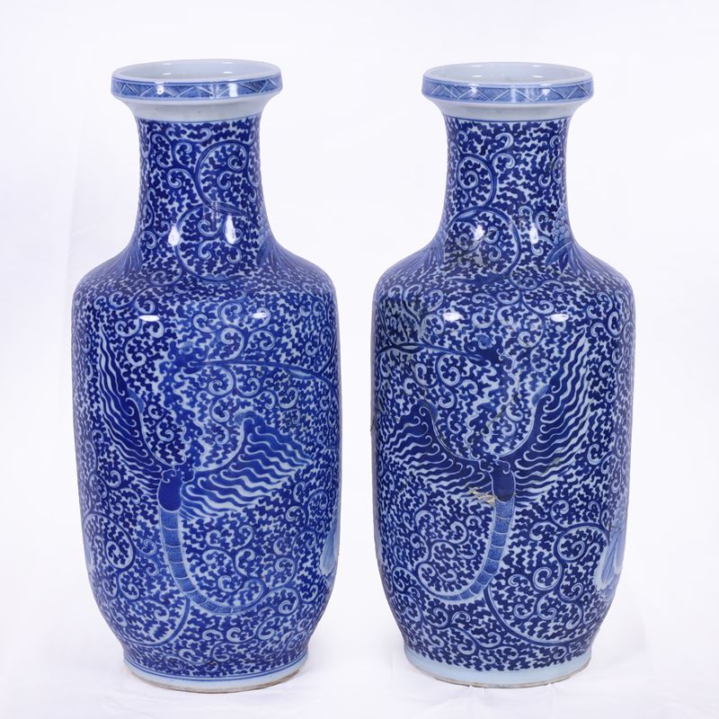 Coppia di vasi, porcellana bianca e blu, raffigurazioni di fenici e fiori (Cina, XIX secolo)