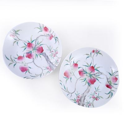 Coppia di piatti, porcellana con decorazione a pesche, Cina, XX secolo