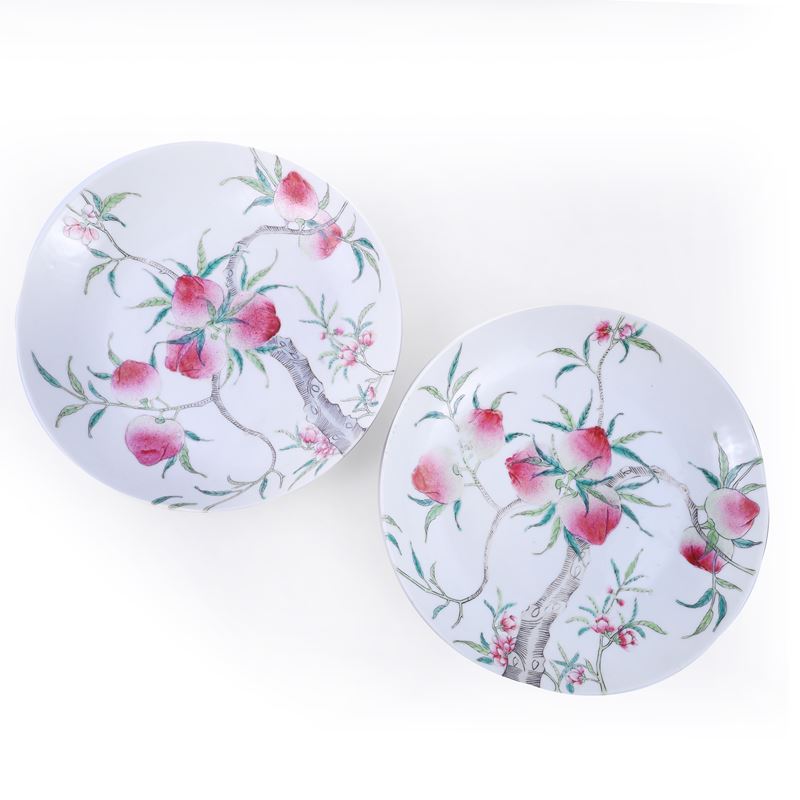 Coppia di piatti, porcellana con decorazione a pesche, Cina, XX secolo