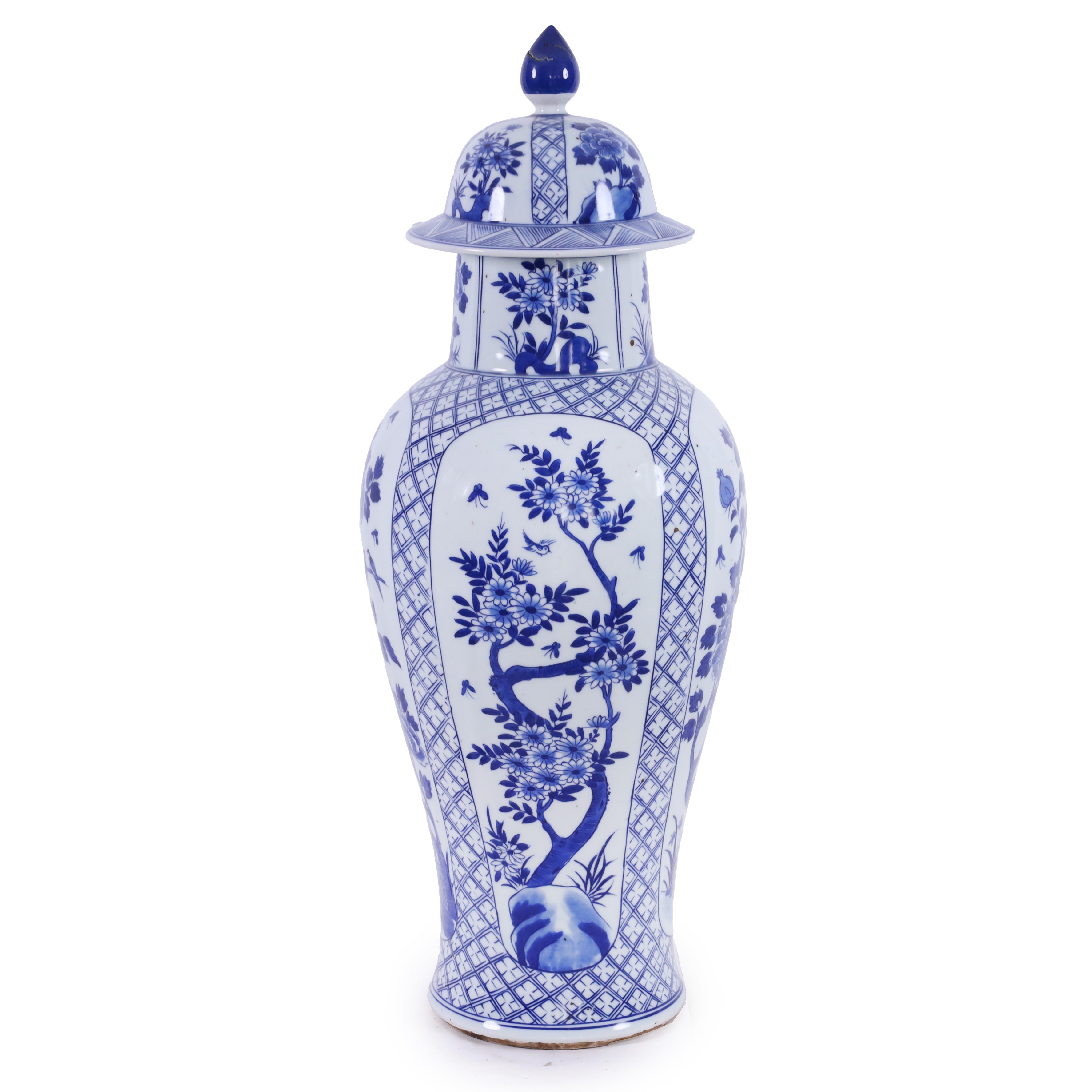 Coppia e vasi singoli in porcellana bianca e blu, composizione di tre pezzi (Cina, XIX-XX secolo)