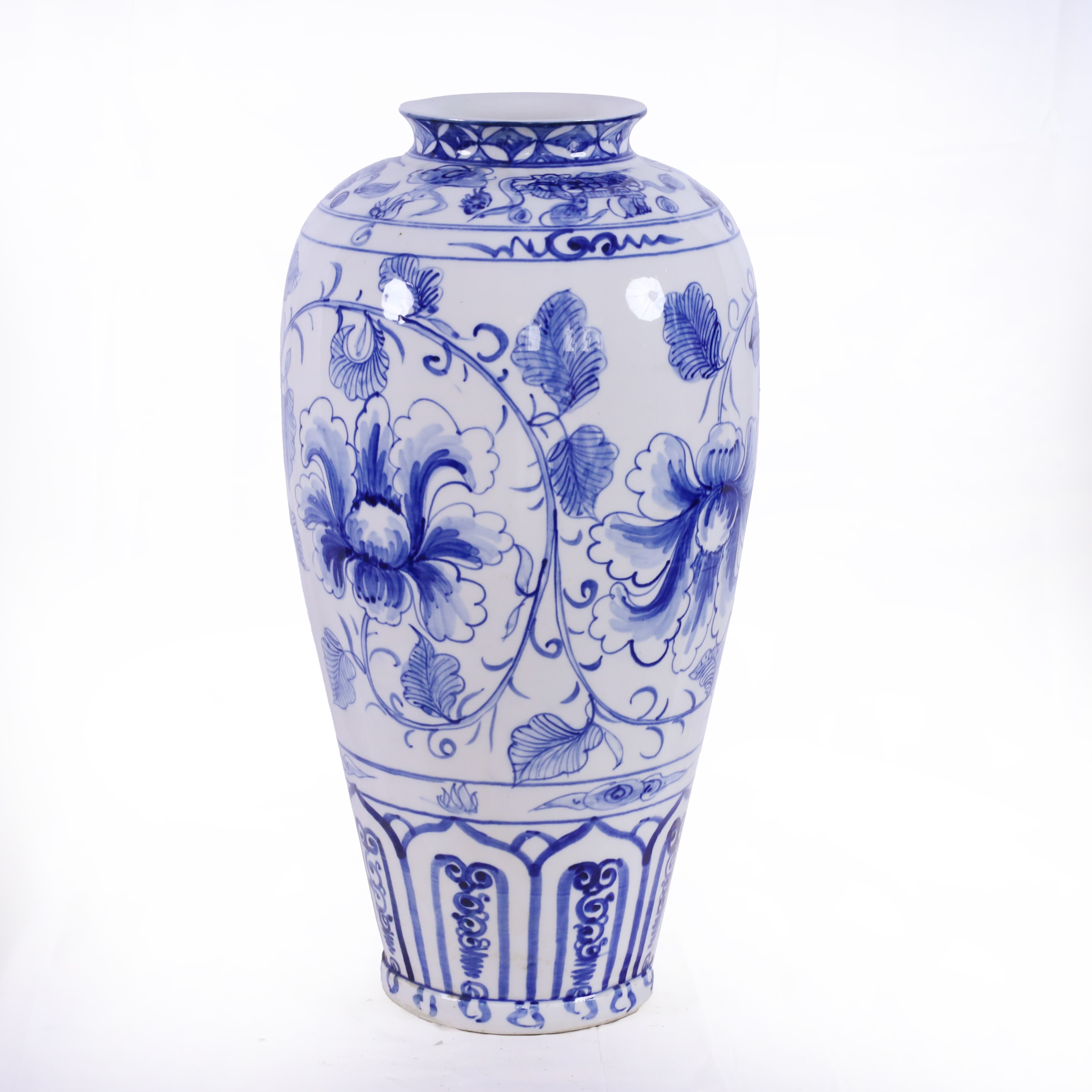 Coppia e vasi singoli in porcellana bianca e blu, composizione di tre pezzi (Cina, XIX-XX secolo)