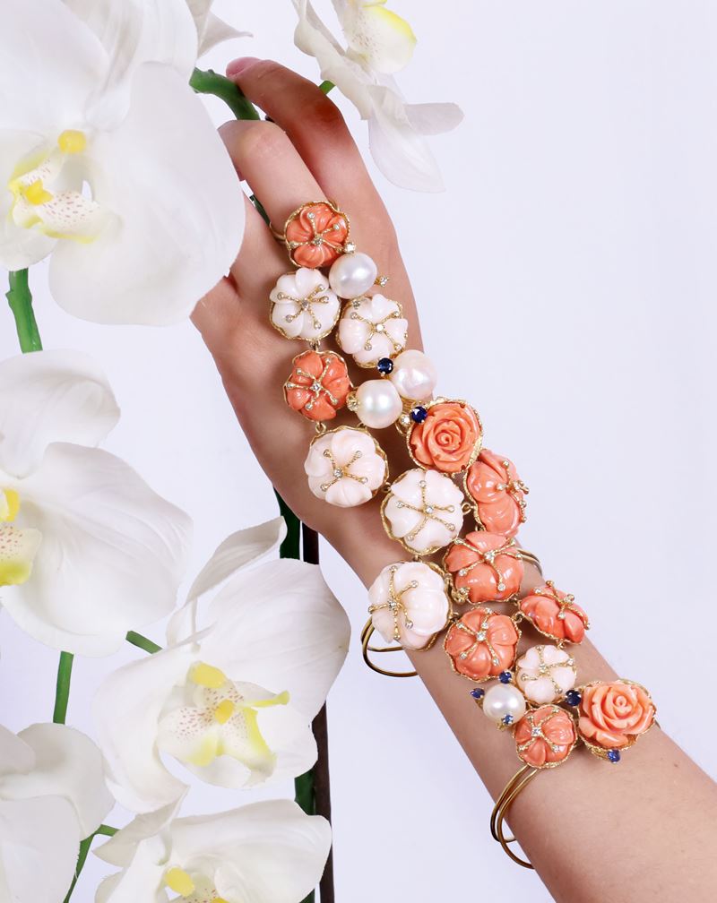 Andrea Ghelli, Bracciale baciamano in oro giallo 18 kt con corallo, brillanti, zaffiri e perle So...