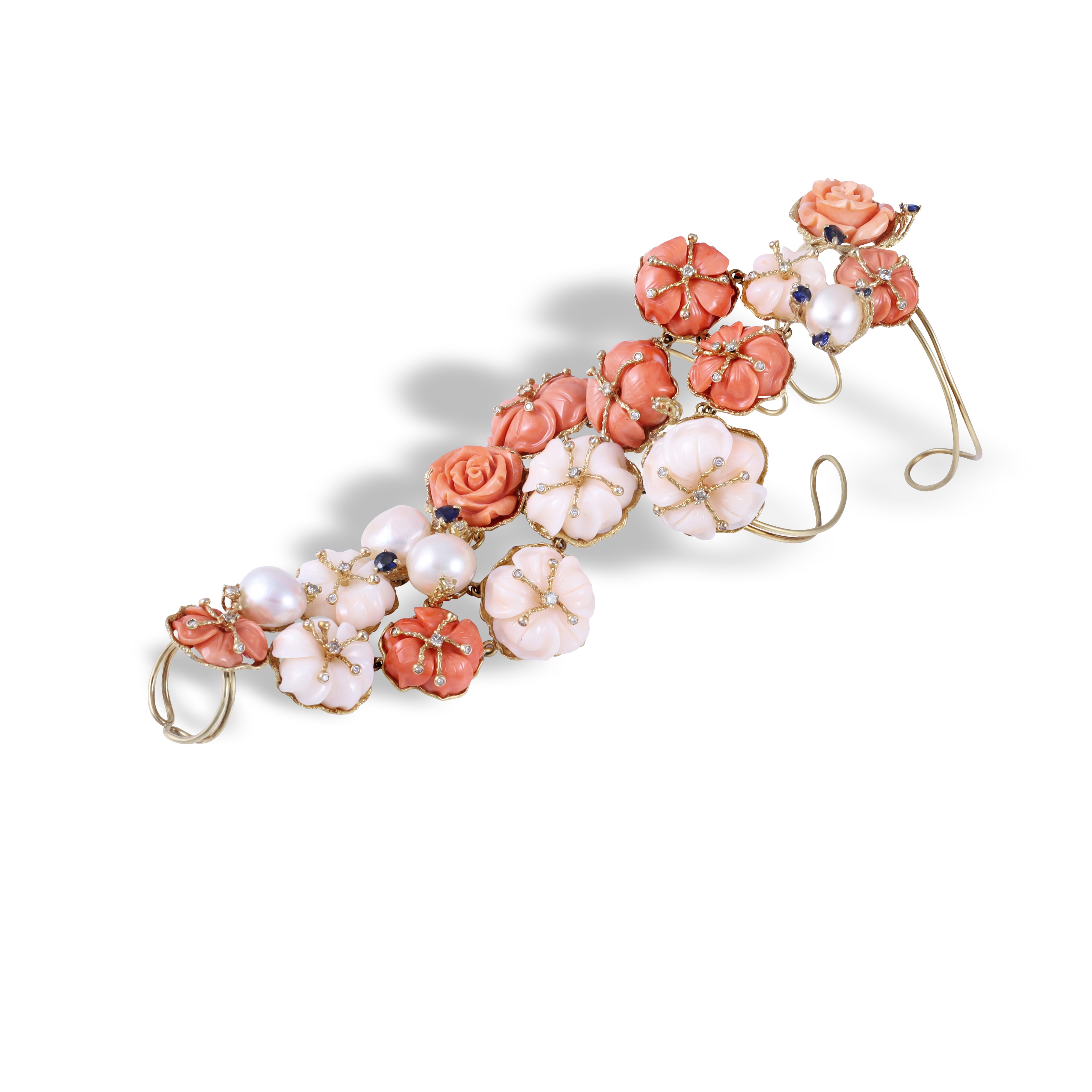 Andrea Ghelli, Bracciale baciamano in oro giallo 18 kt con corallo, brillanti, zaffiri e perle So...