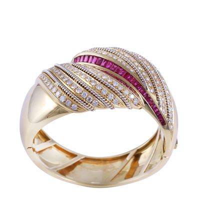 Bracciale rigido in oro 18 kt bicolore (giallo e bianco) con nastro contrarié, brillanti e rubini...