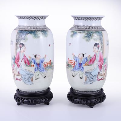 Coppia di vasi, porcellana con base in legno, raffiguranti una donna con un fanciullo (Cina, XX s...