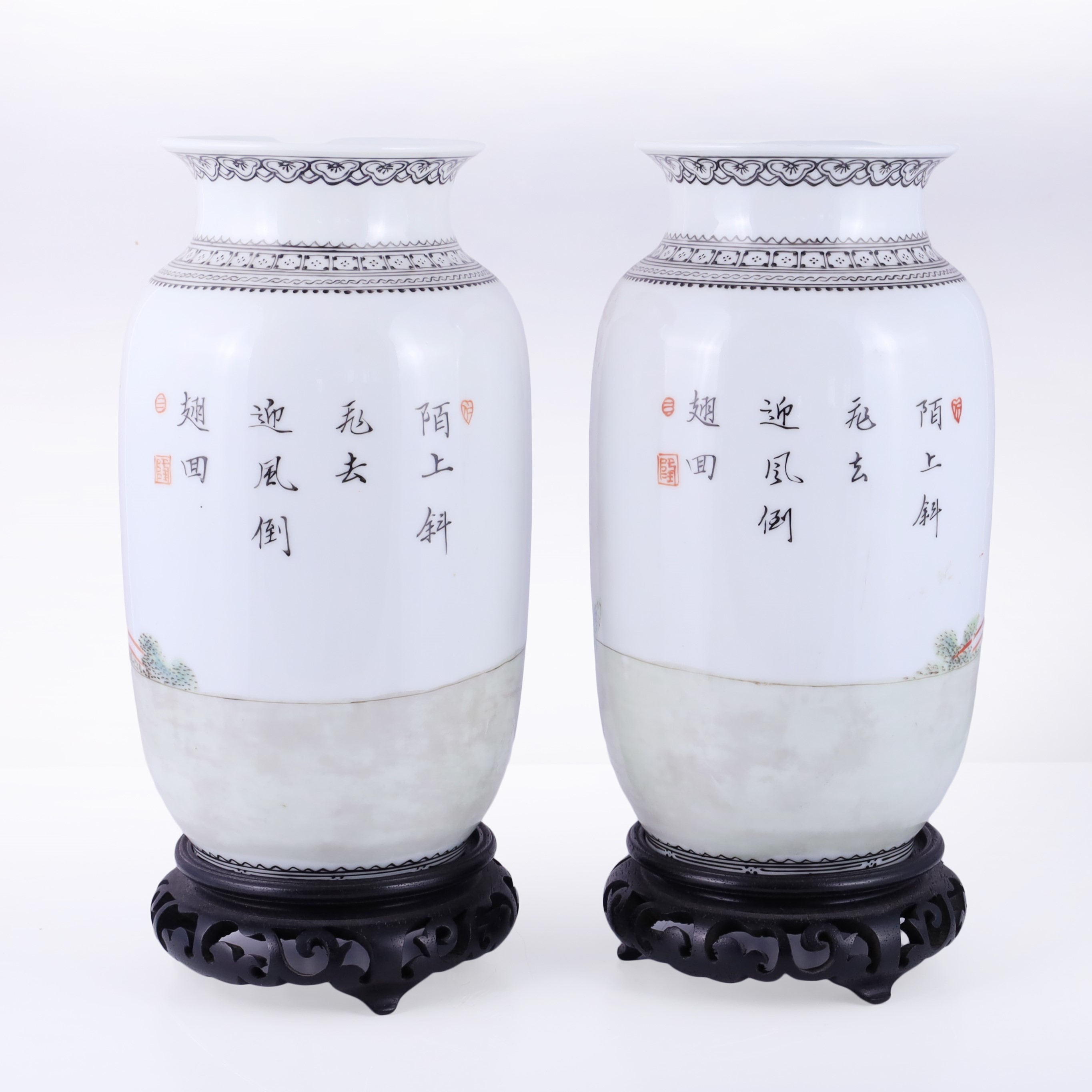 Coppia di vasi, porcellana con base in legno, raffiguranti una donna con un fanciullo (Cina, XX s...
