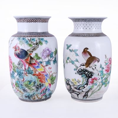 Coppia di vasi in porcellana con decorazioni a fiori e uccelli, Cina, XX secolo