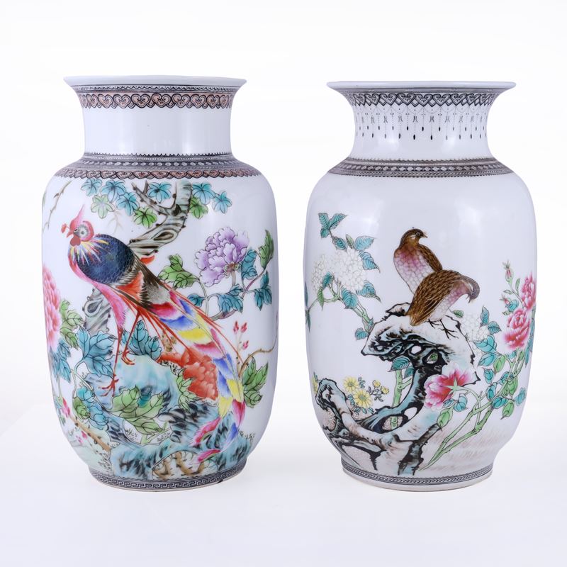 Coppia di vasi in porcellana con decorazioni a fiori e uccelli, Cina, XX secolo