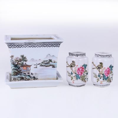 Cina, Vasetti e vaso rettangolare in porcellana, XX secolo