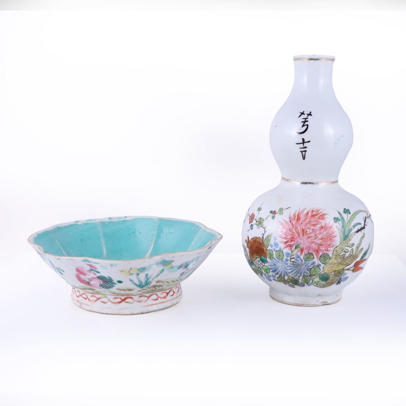 Cina fine XIX secolo, Vaso a forma di zucca e ciotola in porcellana Famiglia Rosa