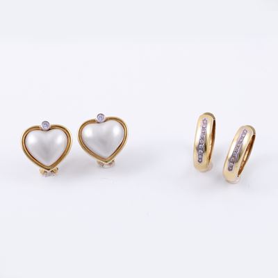 Orecchini in oro 18 kt, due paia: cerchio con brillanti in linea e cuore con mabé e brillante