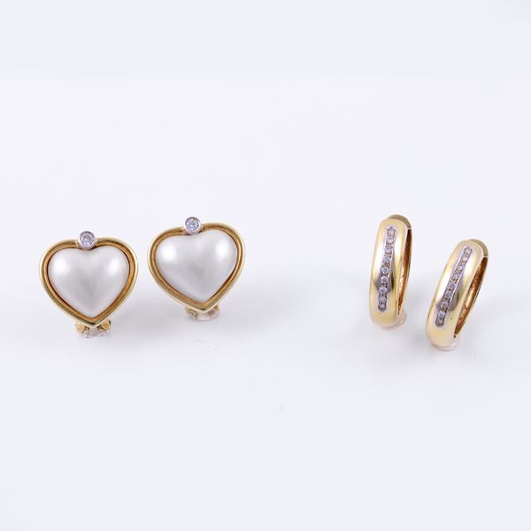 18KT GOLD LOT COMPRISING TWO PAIRS OF EARRINGS SET WITH DIAMONDS AND MABÈ