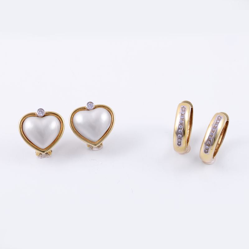 Orecchini in oro 18 kt, due paia: cerchio con brillanti in linea e cuore con mabé e brillante